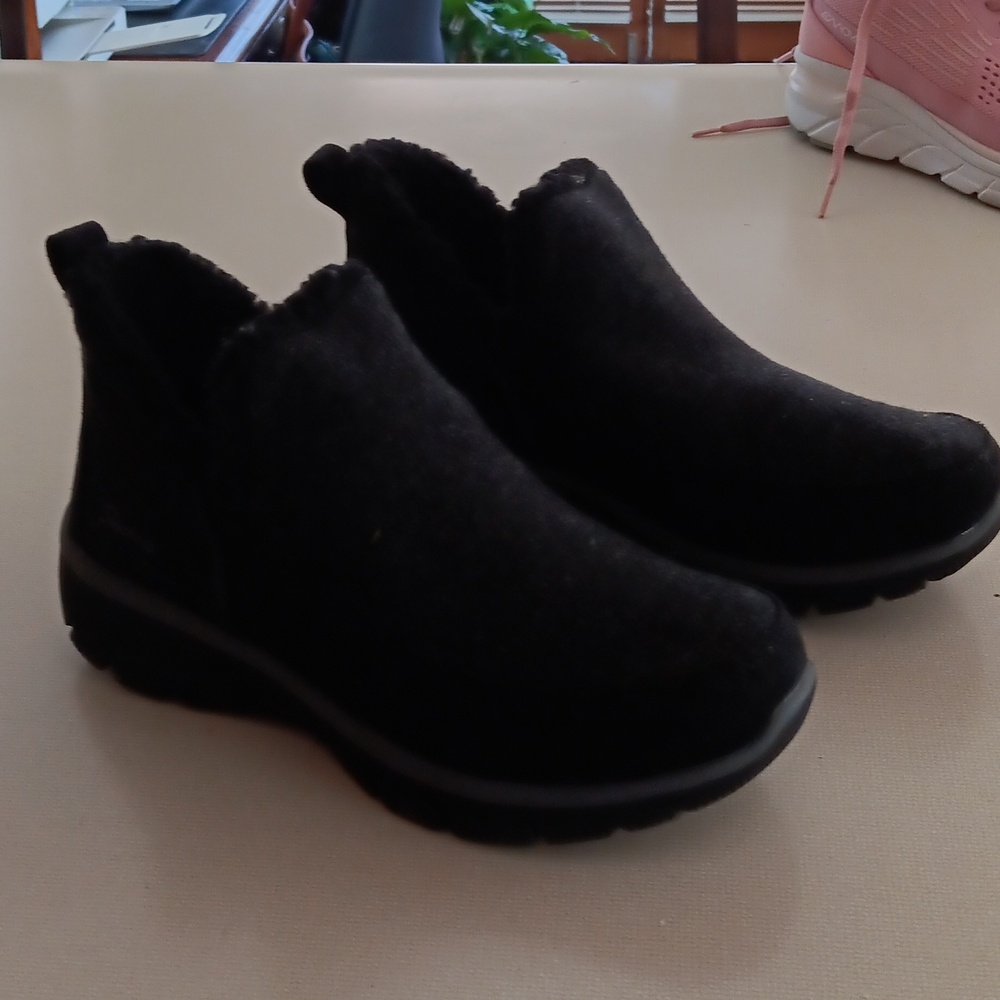 Sketchers black booties